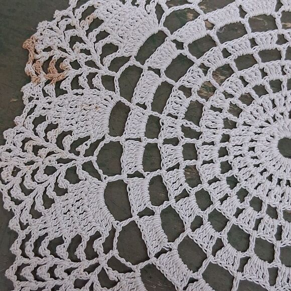 Set of 5 lovely vintage Crochet Doilies in Cream and Tan - Picture 13 of 14